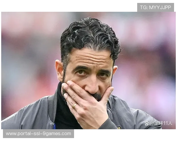 阿莫林场边指挥神情凝重，曼联帅位压力可见一斑